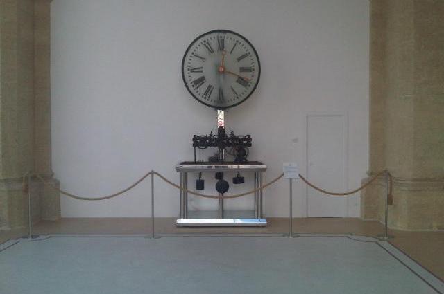 Base per orologio presso Sedile di Lecce